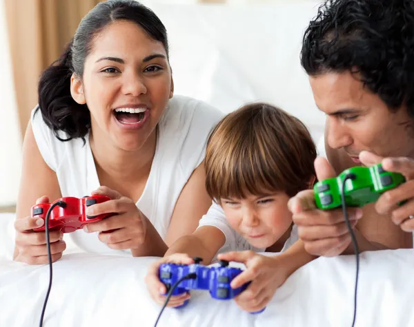 Glückliche Familie spielt Videospiele — Stockfoto