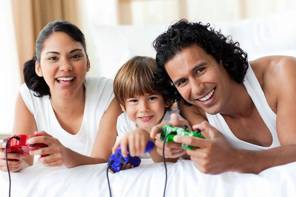 Niño y sus padres jugando videojuegos —  Fotos de Stock