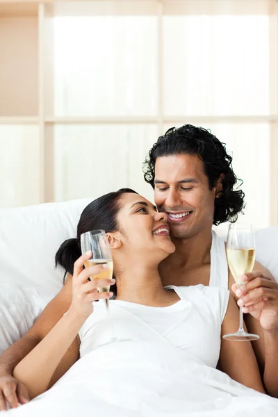 Gli amanti che bevono champagne — Foto Stock