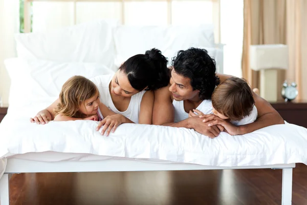Сім'я відпочиває на ліжку разом — стокове фото
