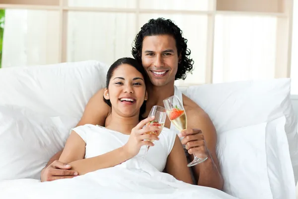 Lachende liefhebbers roosteren met champagne — Stockfoto
