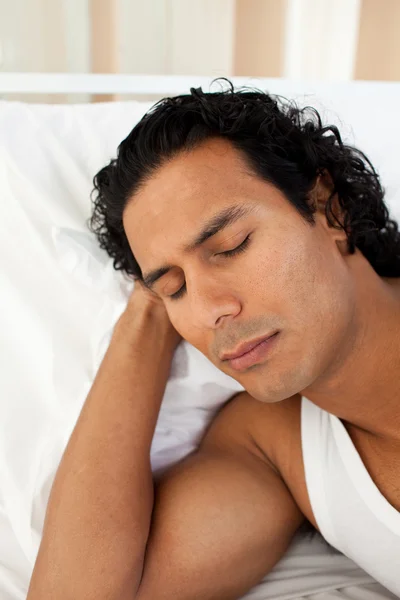 Çekici bir adam yatakta uyuyor — Stok fotoğraf