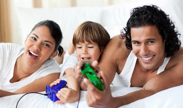 Genitori felici e figlio giocare ai videogiochi — Foto Stock
