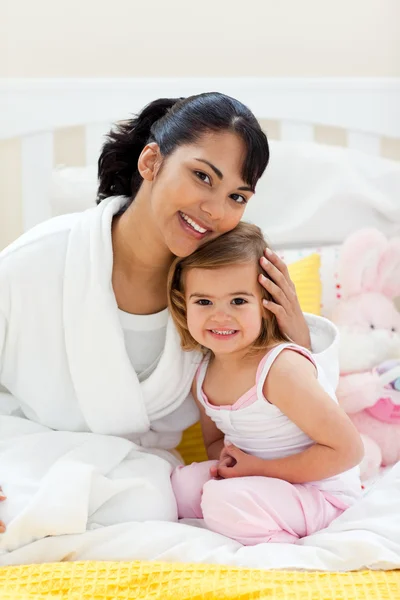 Porträt einer lächelnden Mutter und ihrer Tochter — Stockfoto
