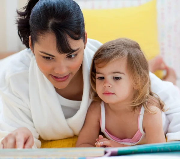 Kleines Mädchen und ihre Mutter lesen — Stockfoto