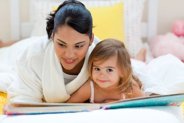 Petite fille mignonne lisant un livre avec sa mère — Photo