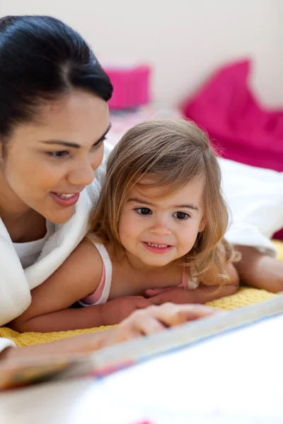 Omtänksam mor läser en bok med hennes tjej — Stockfoto