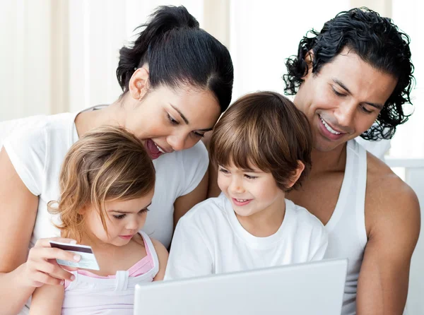 Primo piano di una famiglia che fa shopping online — Foto Stock