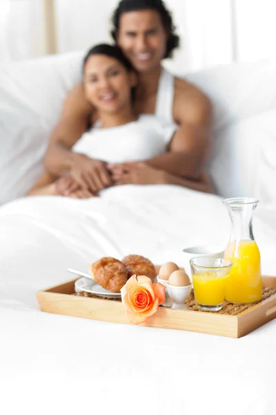 Пара завтракает на кровати — стоковое фото
