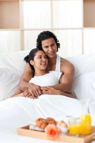Amantes desayunando acostados en la cama —  Fotos de Stock