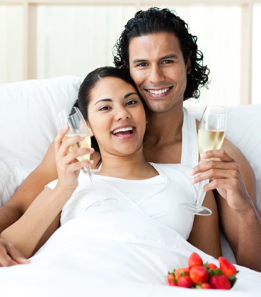 快乐年轻的恋人喝香槟和草莓 — 图库照片