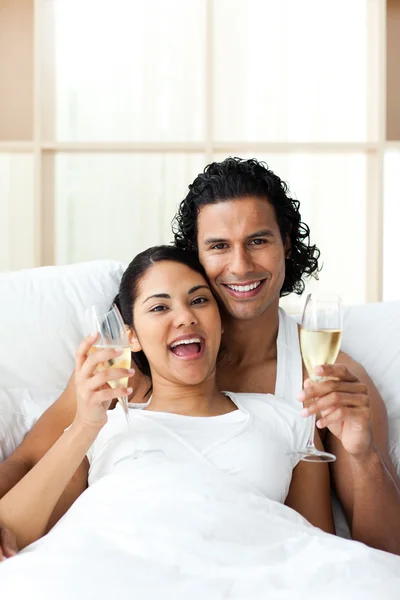 Gelukkig jonge geliefden drinken champagne — Stockfoto