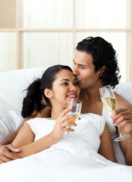 Мужчина целует жену и пьет шампанское — стоковое фото