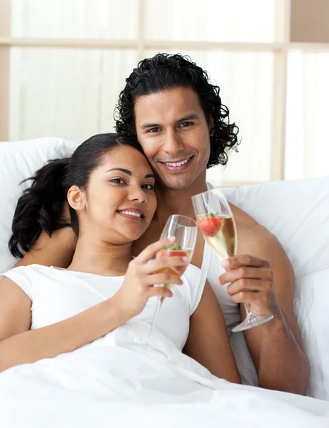 Gelukkige jonge paar roosteren met champagne — Stockfoto