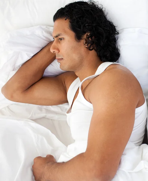 Homem perturbado dormindo separadamente de sua namorada — Fotografia de Stock