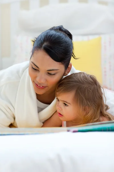 Aufmerksame Mutter liest mit ihrer Tochter — Stockfoto