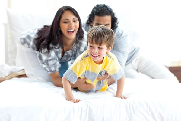 Fröhliche Eltern, die mit ihrem kleinen Jungen spielen — Stockfoto