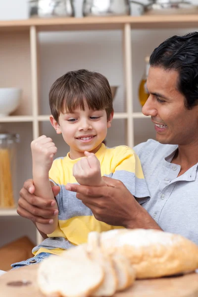 Vader en zoon snijden brood — Stockfoto
