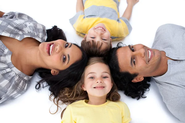 Szczęśliwa rodzina razem leżącego na podłodze w koło — Zdjęcie stockowe
