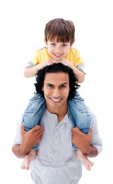 Веселий батька, даючи його маленьким хлопчиком piggyback їзди — стокове фото