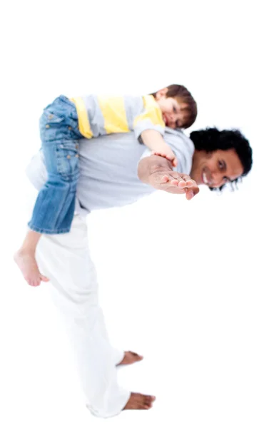 Mały chłopiec bawiący się z ojcem — Zdjęcie stockowe