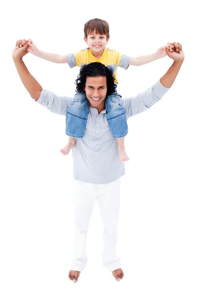 Счастливый отец катает своего сына на спине — стоковое фото