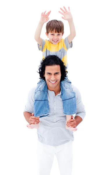 Glimlachend vader piggyback rit geven zijn kleine jongen — Stockfoto