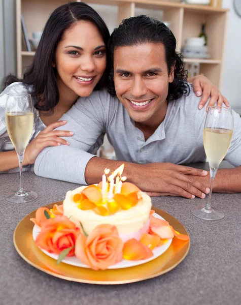 Elegante man en zijn vrouw viert zijn verjaardag — Stockfoto