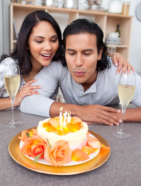 Szczęśliwym człowiekiem i jego żona obchodzi urodziny — Zdjęcie stockowe