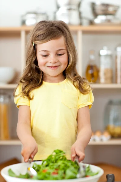 Schattig klein meisje salade zichzelf voorbereiden — Stockfoto