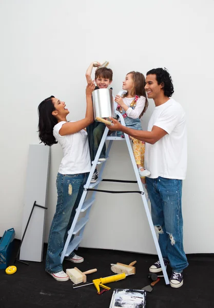 Família feliz pintando um quarto — Fotografia de Stock