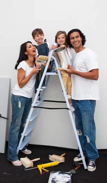 Usmívající se rodina malování pokoj — Stock fotografie