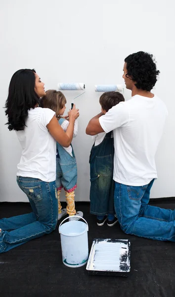 Attentive parents helping their children paint — Stock Photo, Image