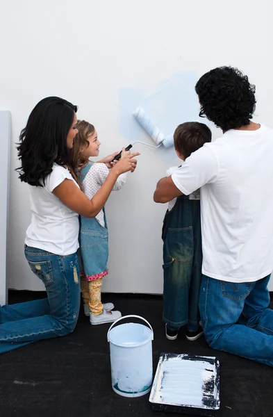 Pais amorosos ajudando seus filhos a pintar — Fotografia de Stock