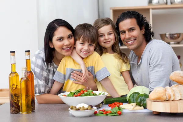 Portret van een familie in de keuken — Stockfoto