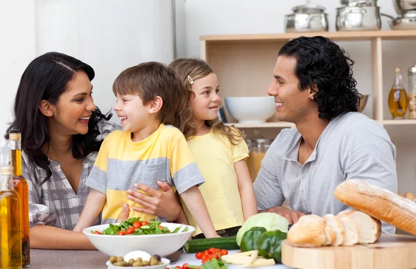 Веселая семья веселится на кухне — стоковое фото