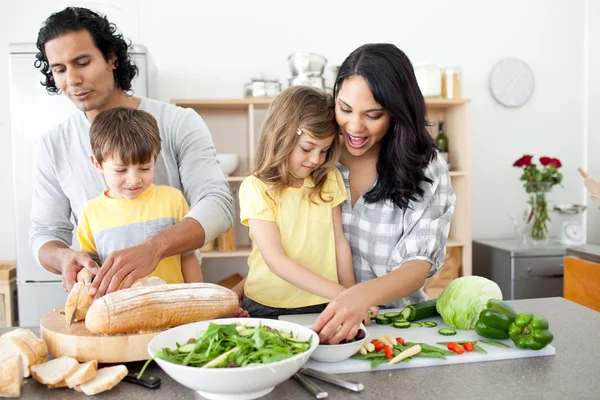 Positive Familie bereitet gemeinsames Mittagessen zu — Stockfoto