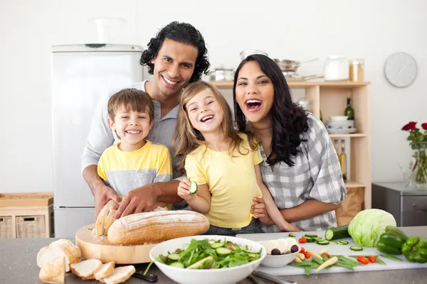 Livliga familjen ha roligt i köket — Stockfoto