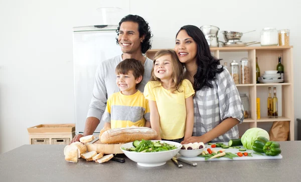 Веселая семья веселится на кухне — стоковое фото