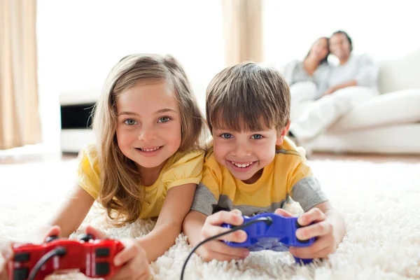 Люблячі брати і сестри грають у відеогру — стокове фото