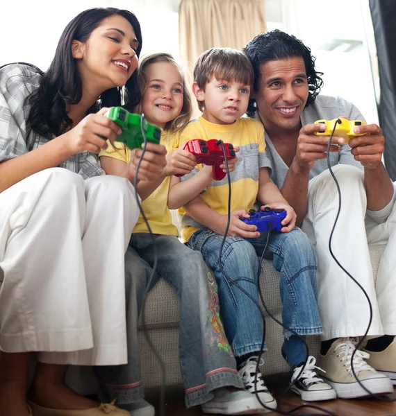 Живая семья играет в видеоигры — стоковое фото