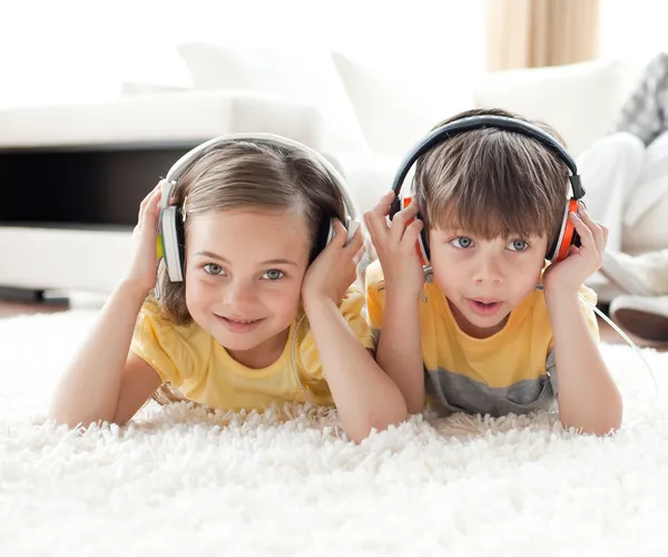 Primer plano de los niños escuchando música con auriculares — Foto de Stock