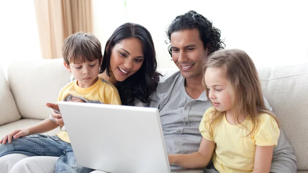 Sevgi ebeveynlerin çocukları ile dizüstü bilgisayar kullanarak — Stok fotoğraf
