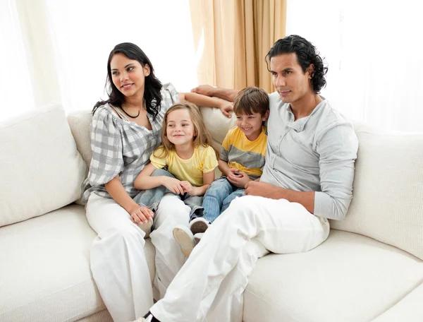 Portret rodziny siedzącej na sofie — Zdjęcie stockowe