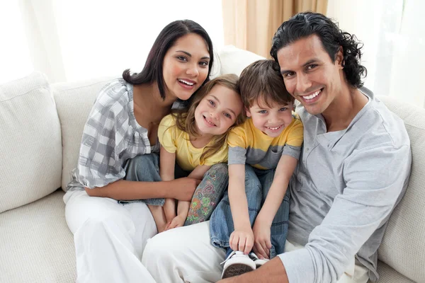 Radosny rodzina siedzi na kanapie — Zdjęcie stockowe