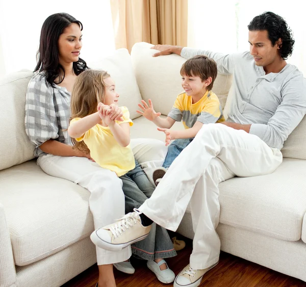 Família animada se divertindo na sala de estar — Fotografia de Stock