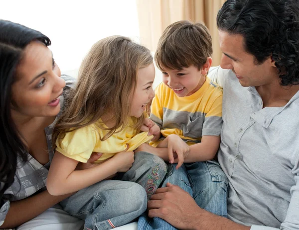 Gros plan de la famille qui s'amuse sur le canapé — Photo