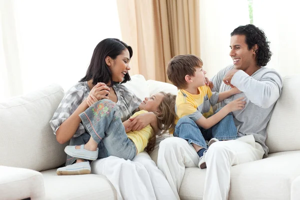 Veselé rodina hraje v obývacím pokoji — Stock fotografie
