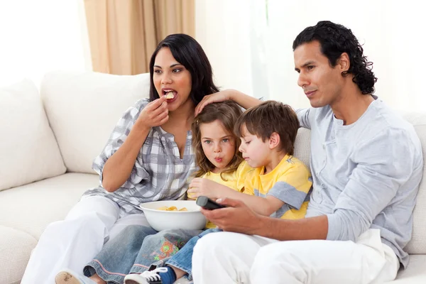 Lebhafte Familie vor dem Fernseher auf dem Sofa — Stockfoto