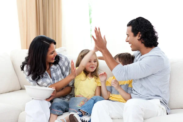Radosny rodzina oglądanie tv na kanapie — Zdjęcie stockowe